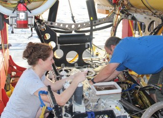 Jill and Sean wrestle with Texan engineering as they extract fluids from Chip’s SUPR sampler.