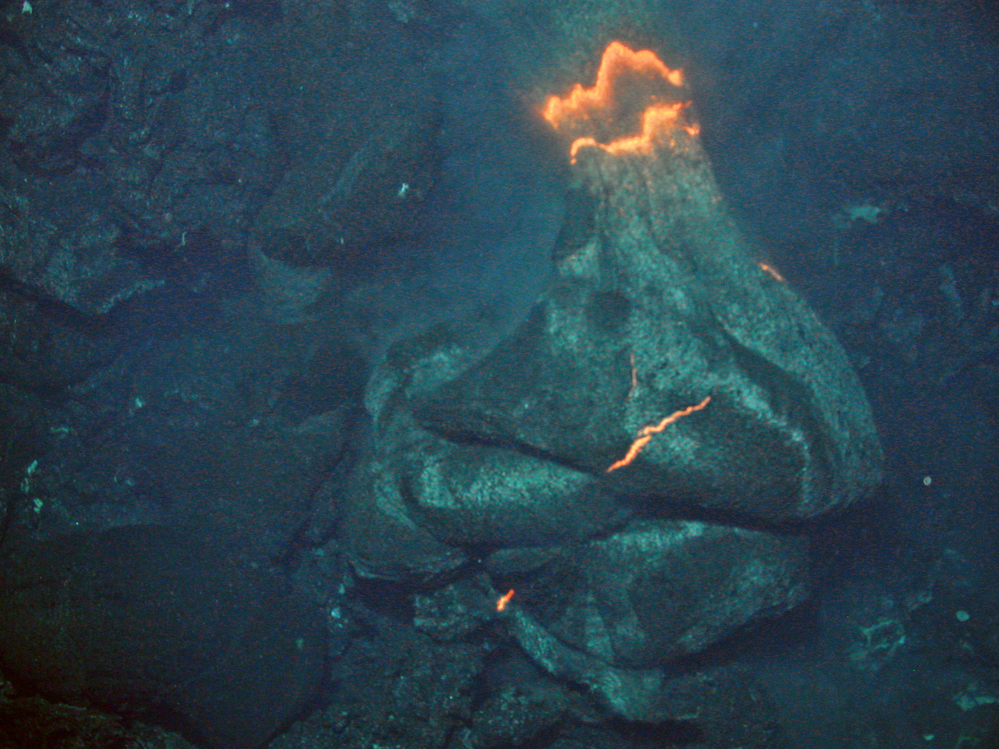 Лов на дне. Вулкан Марсили подводный. Подводный вулкан извержение под водой. Вулканы на дне океана. Лава под водой.
