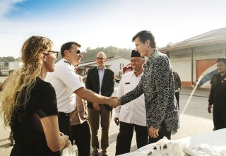 Carlie Weiner and Bernd Buchner receive the US Ambassador Robert Blake.