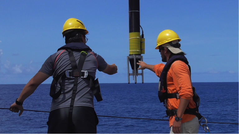 Chang-Su Hong and Saulo Soares steady the VMP as it is deployed from the aft deck. 