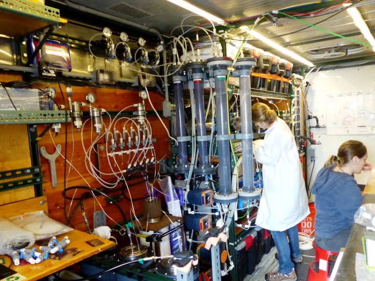 Jennifer Delaney (left) and Jessica Panzarino (right) setting up the pressure van: connecting intricate electrical, sea water, pressure, and gas systems.