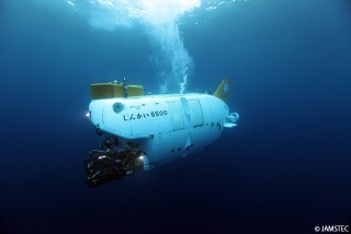 Shinkai 6500 – while we were diving to the Von Damm site today, Ken Takai and his Shinkai pilots were diving to the deeper Beebe Woods site at the Piccard Hydrothermal Field, about 20km North of us.
