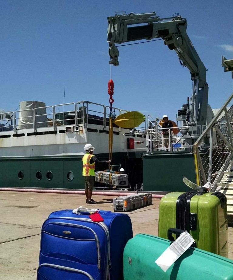 Falkor uses its limited time to efficiently and safely lift equipment onto the ship for the upcoming cruise. 