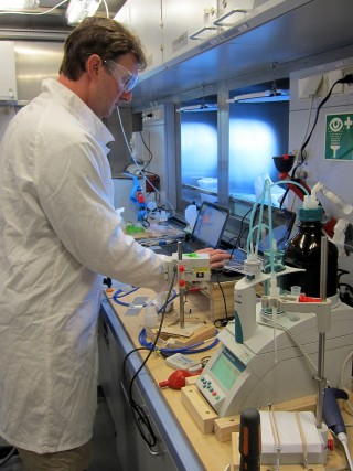 Dr. Jim Falter analysing the total alkalinity (TA) of water samples collected from Perth Canyon waters. Combined with DIC concentration, TA can be used to calculate all parameters of the seawater carbonate system.