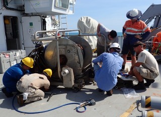 All hands on deck. Attaching the winch that will deploy the oceanographic moorings.